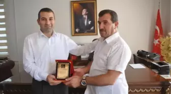 Başkan Belca Kaymakam Muhammed Lütfi Kotan'a Plaket Verdi