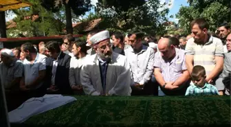 İmam Baba Kızlarının Cenaze Namazını Kıldırdı