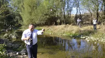 Belediye Başkanı Yılmaz, Derede Oltayla Balık Tuttu