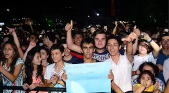 İzmir Fuar'ında Konser Veren Atiye Coşturdu