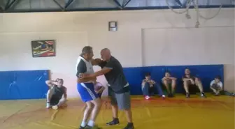 Fila Hakemi Parlak, Yeni Kuralları Yalovalı Veteran Güreşçilere Anlattı