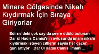 Minare Gölgesinde Nikah Kıydırmak İçin Sıraya Giriyorlar