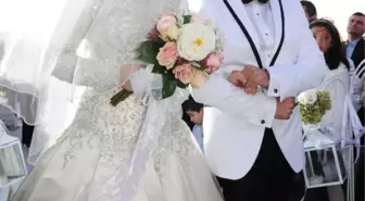 Akay Çifti İki Bakan Şahitliğinde Evlendi
