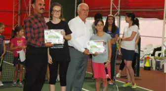 Ali Kılıç Tenis Yaz Okulu Sporcularına Katılım Belgelerini Verdi.