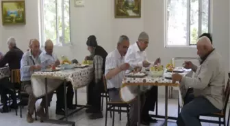 Başkan Yenihan'dan Huzur Evi Ziyareti