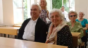 Öğretmenlik Yaptığı Okulun Mezunlarına Evini Bağışladı