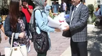 Yeni Atanan Öğretmenler Çiçeklerle Karşılandı