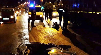 Kaza Yapan Motosiklet Sürücüsünü Ezilmekten Polis Kurtardı