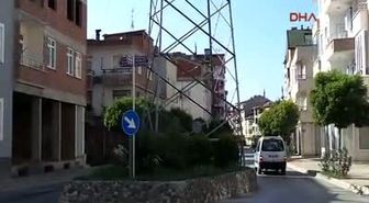 Yolun Ortasındaki Yüksek Gerilim Hattı Direği Görenleri Şaşırtıyor