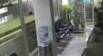 Alkollü Sürücünün Çarptığı Otomobil, Eczaneye Girdi
