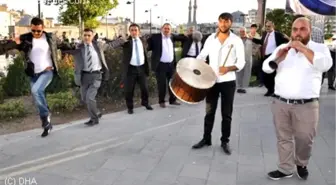 Demir Çelik İşçileri Sendika Değişikliğini Halay Çekerek Kutladı