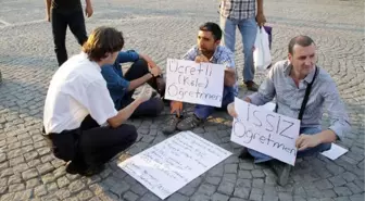 Taksim'de Oturma Eylemi Yapan 3 Öğretmen Adayı Gözaltına Alındı