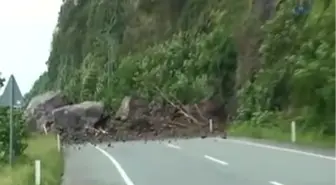 Artvin'de Yola Düşen Kaya Parçaları Korku Dolu Anlar Yaşattı