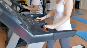 İzmir Bayraklı'da Kadınlar Parkta Aerobik Yapıyor