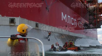 Rusya Güvenlik Güçleri, Greenpeace Eylemci Sırasında Uyarı Ateşi Açtı, 2 Eylemci Gözaltına Alındı