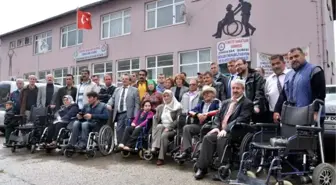 8 Bedensel Engelliye Tekerlekli Sandalye