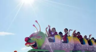 Elazığ'da Polis, Çocukları Lunaparkla Tanıştırdı