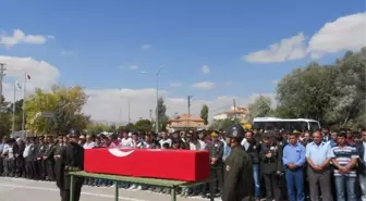 İntihar Eden Asker Toprağa Verildi
