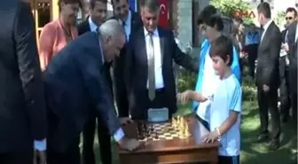 Dünyaca Ünlü Satranç Ustası Kasparov Öğrencilere Satranç Takımı Dağıttı