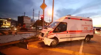 Hasta Taşıyan Ambulans Kırmızı Işıkta Geçmek İsteyince Otomobile Çarptı: 7 Yaralı