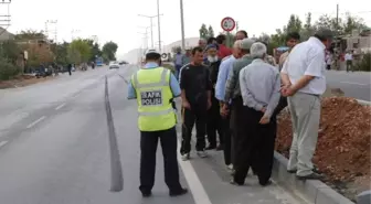 Kazazedeye Yardım Etmek İsterken Otomobil Çarptı