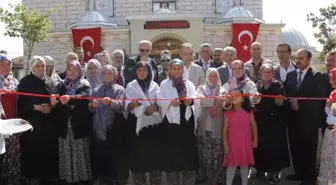 İnşaatına Tuğla Taşıyan Kadınlar Caminin Açılış Kurdelesini de Kesti