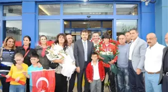 Dünya Yıldız ve Genç Bayanlar Boks Şampiyonası'nda Altın Madalya Kazanan Sürmeneli'ne Havalimanında...