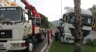 Selçuk'ta Mermer Yüklü Tır Orta Refüje Çıktı.