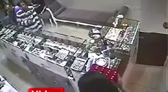 İstanbul'da, Hırsızlık Yapmak İçin Ön Dişlerini Söktüler