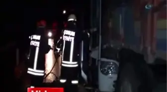 Çorum'da Yolcu Otobüsü Kamyona Çarptı, 1'i Ağır 11 Yaralı