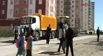 Asfalt Sırasında Silindirle Arkadaşını Ezdi