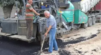 Kavak'ta Mezarlık Yollarına Asfaltlama Çalışması