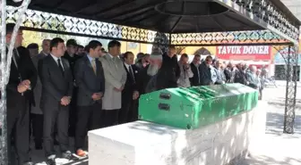 AK Parti'li Eski Vekilin İntihar Eden Yeğeni Erzurum'da Toprağa Verildi