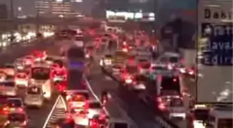 Tatilciler İstanbul Trafiğini Kilitledi