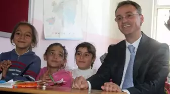 Diyarbakır Emniyet Müdürü, Köy Çocuklarına Hediye Dağıttı