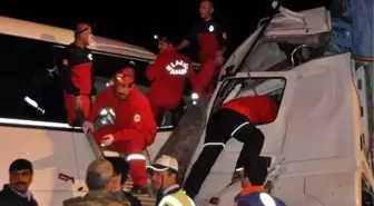Elazığ'da Yolcu Otoübüsü ile Tır Çarpıştı: 2 Ölü, 35 Yaralı
