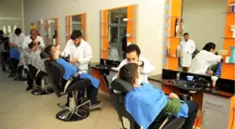 Bağcılar Belediyesi Engelliler Sarayı'nda Bulunan Erkek Kuaföründe Bayram Telaşı Yaşanıyor.