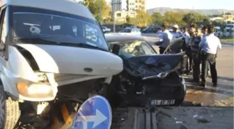 Engelli öğrenci servisi otomobille çarpıştı: 4 yaralı