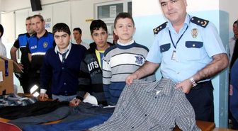 Polisten 2 Bin 300 Öğrenciye Bayram Hediyesi