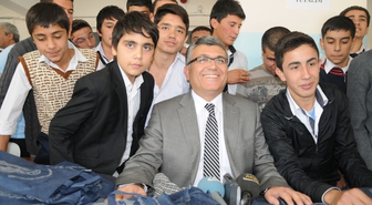 Polisten Öğrencilere Bayram Hediyesi