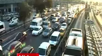 Tatilciler İstanbul Trafiğini Kitledi
