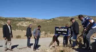 Güdeç Köyü Yol Ayrımına 'Xeceriye' Tabelası Koydular