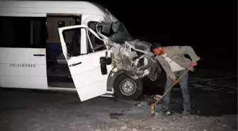 Öğrencileri Taşıyan Minibüs Beton Mikseriyle Çarpıştı