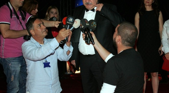Altınportakal'da Kadir İnanır'ın Kum Heykeli Polemiği