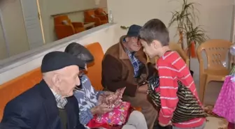 Minik Öğrencilerden Huzur Evine Ziyaret