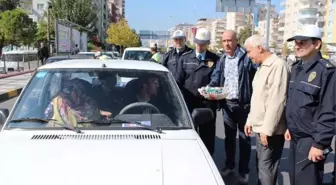 Manisa Emniyeti'nden Bayram Öncesi Sürücülere Çikolata İkramı