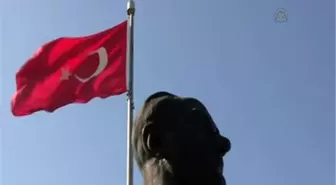 Şehitlikte hüzünlü bayram