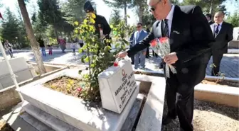 Uşak'ta Bayramda Garnizon ve Polis Şehitliği Ziyareti Yapıldı