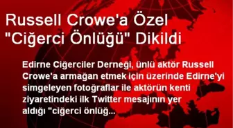 Russell Crowe'a Özel 'Ciğerci Önlüğü' Dikildi