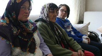 Eşi Ölmesine Rağmen, 16 Yıldır Kaynanasına Bakıyor